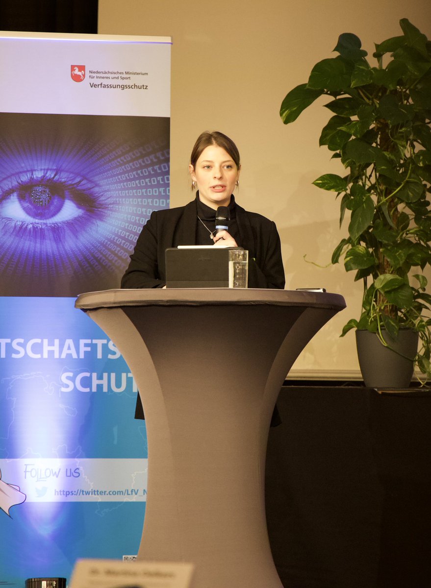 (1/2) „Informationskompetenz befähigt dazu, Informationen zu suchen, zu finden, kritisch zu reflektieren und zu bewerten und in einen Kontext zu setzen.“ 
-Daphné Çetta