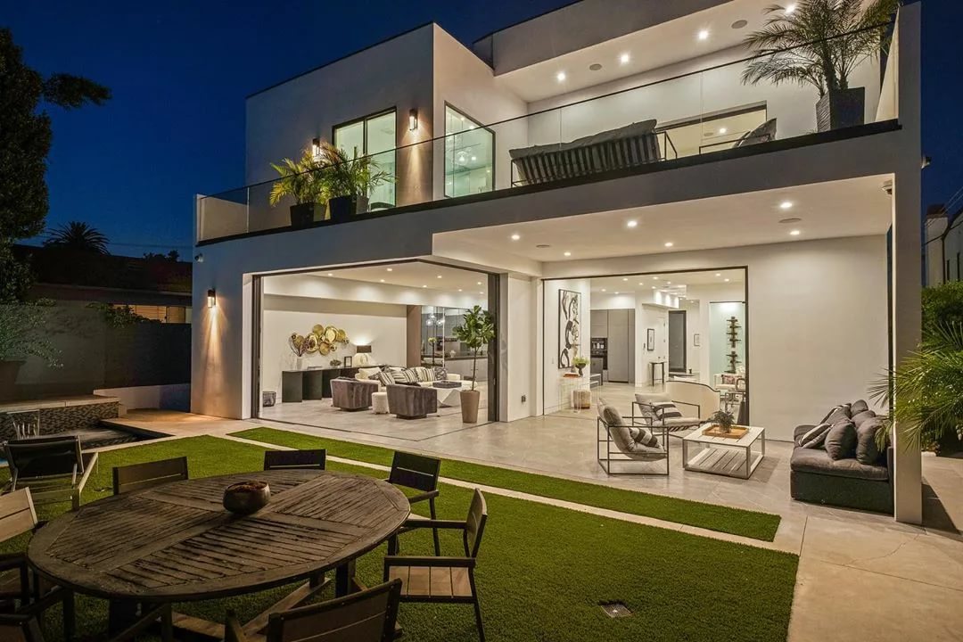 CustomersLS's tweet image. Архитекту́ра — искусство и наука строить, проектировать здания и сооружения, а также сама совокупность зданий и сооружений, создающих пространственную среду для жизни и деятельности человека.
Интерье́р  — в теории архитектурной композиции — вид изнутри на какой-либо объект.