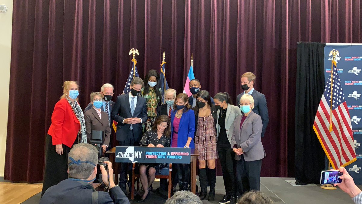 NYATN's tweet photo. 🗣🗣🗣🗣 SIGNED!!! 🎉🎉💐💐 https://t.co/vOwNjNvB9S