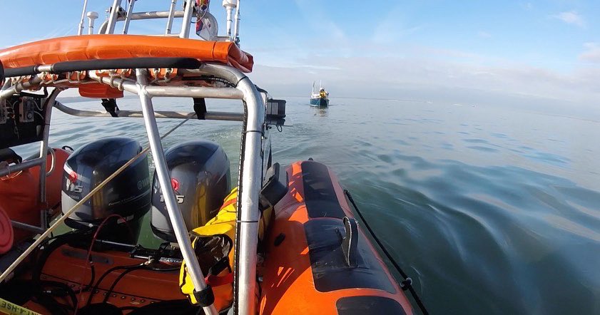 BEEP BEEP 📟 paged 0955 to a vessel taking on water off the Bramble Bank. With a now disabled engine, we towed them to the Hamble ⚓️