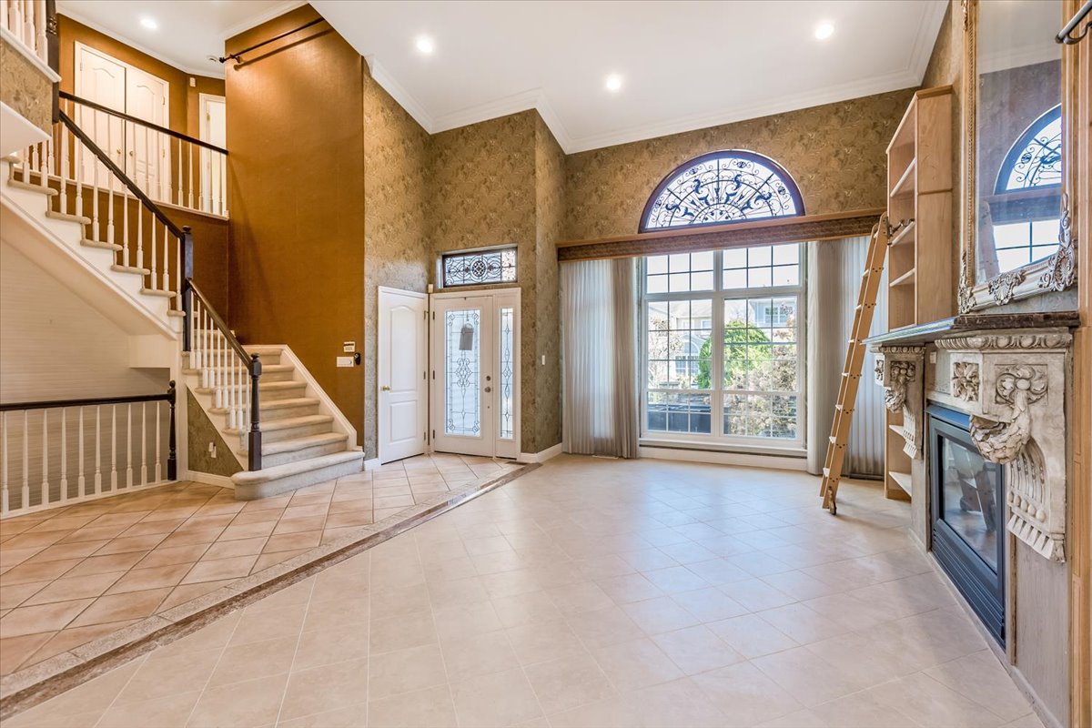 Century_Homes's tweet photo. Welcome to your next dream home! ☁️

📍206 Windwatch Drive, Hauppauge NY
3 Br | 3.5 Ba

✔️ Situated in the Windwatch golf community
✔️ Cathedral-style high ceilings, built-in library and fireplace, starting with the living room! https://t.co/VnJgTQtxOM