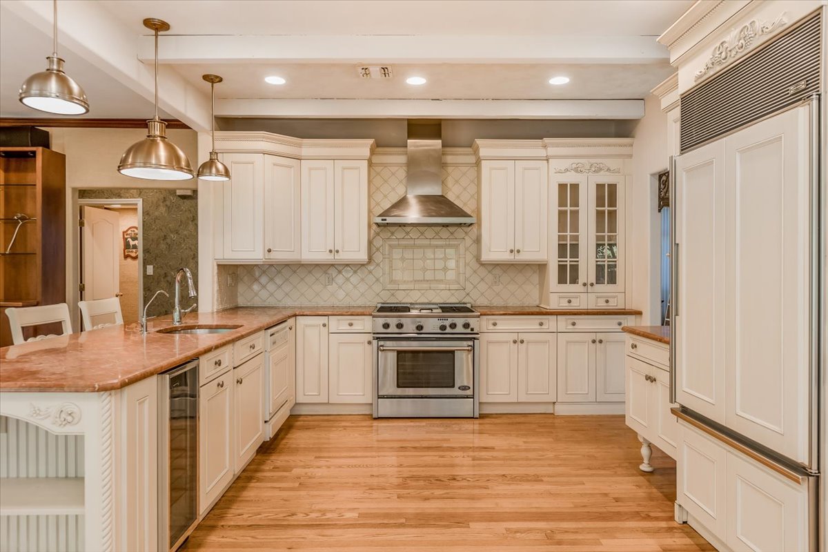 Century_Homes's tweet photo. Welcome to your next dream home! ☁️

📍206 Windwatch Drive, Hauppauge NY
3 Br | 3.5 Ba

✔️ Situated in the Windwatch golf community
✔️ Cathedral-style high ceilings, built-in library and fireplace, starting with the living room! https://t.co/VnJgTQtxOM