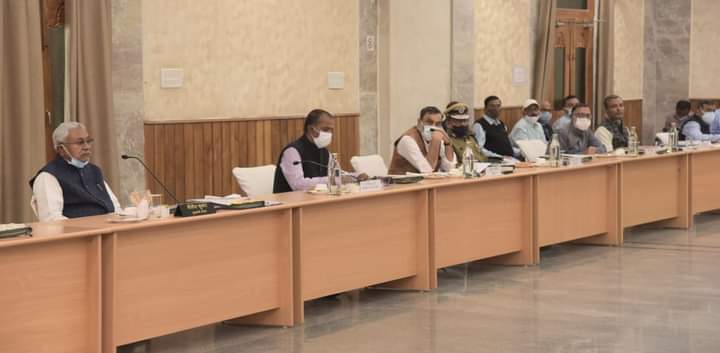 Bihar_PER's tweet photo. मुख्यमंत्री श्री @NitishKumar  की अध्यक्षता में वीडियो कॉन्फ्रेंसिंग के माध्यम से शराबबंदी कानून को सख्त बनाने हेतु उच्चस्तरीय समीक्षा बैठक। बैठक में कैबिनेट के सभी मंत्री, विभागों के अधिकारीगण एवं जिलों के जिलाधिकारी और पुलिस अधीक्षक शामिल
#BiharProhibitionExciseRegistrationDept https://t.co/Ut4XmT7IvO