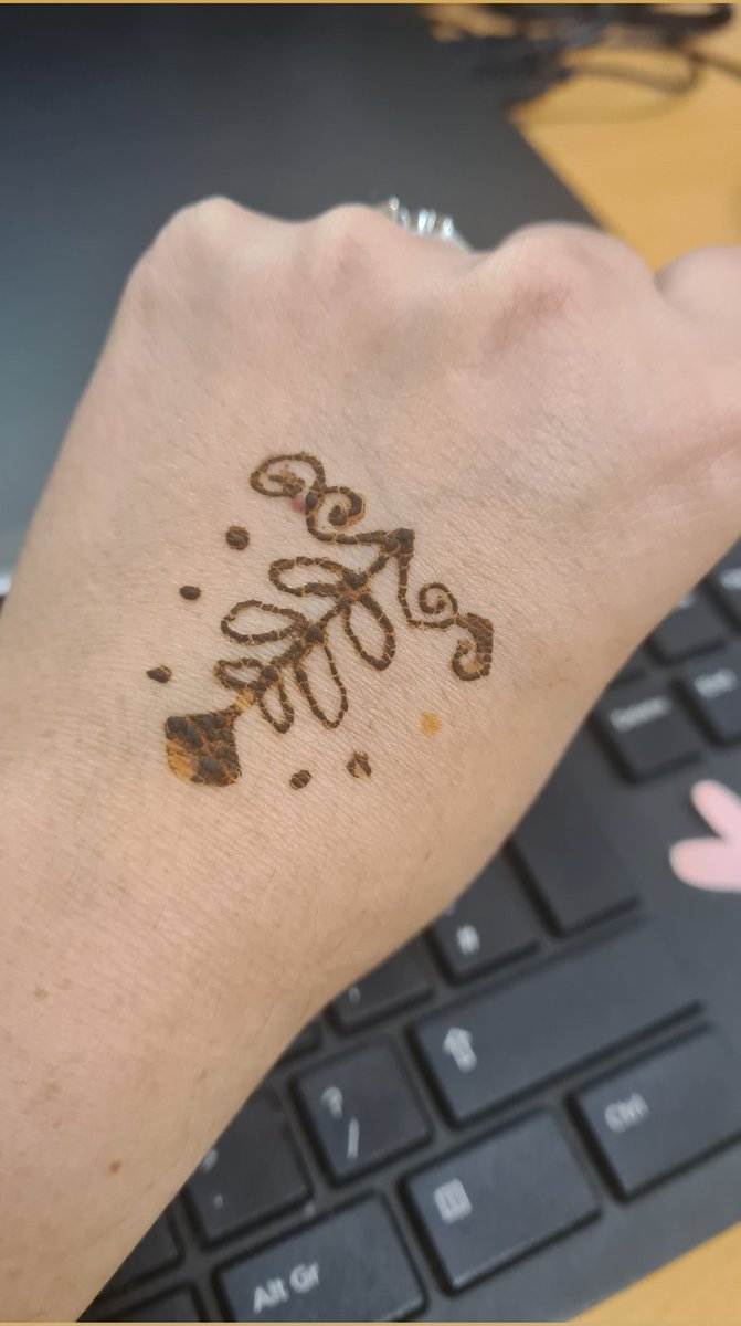 BirkMandy's tweet photo. It was such a lovely atmosphere seeing @YourStMarys students and staff comming together to enjoy the art of henna and hijab tying. 
Thank you and well done @StegmannKat for these beautiful  designs. A fantastic 1st attempt.
@stmaryssu 
@SimmsChaplaincy https://t.co/5q3IWydcof