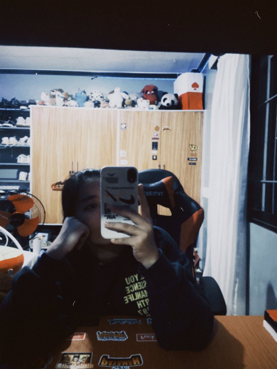lelaaang's tweet photo. 😴 https://t.co/hiGTkvwXlz