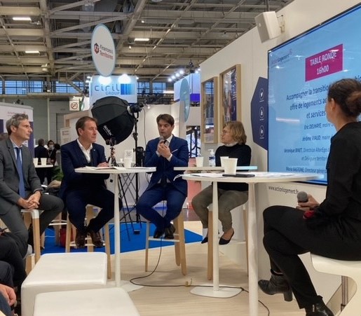 ActionLogement's tweet photo. [#SMCL] #SurleStandAL @DelhayeEric, maire de @villedelaon et @JeromeViaud, maire de @villedegrasse, avec ENEAL, @Clesence_AL
#AlterEgo échangent sur les enjeux de la transition démographique et l’offre de logements adaptée à chaque situation #jeunes #séniors, #intergénérationnel https://t.co/lFMrf7j0tw