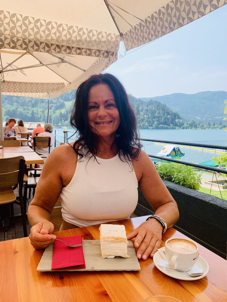 romy_strong's tweet photo. Super slastna originalna blejska kremna rezina - kremšnita. 😋
#summermemories #vacation #bled #tradition #dessert #food #yummy #healthylifestyle #happytime #fitover50 #fitfifties #strongwoman #stronglady #RomyStrong #strongwithromy #RelyingOnMYself #RelyingOnMYselfStrong https://t.co/2ynkXPBLvw