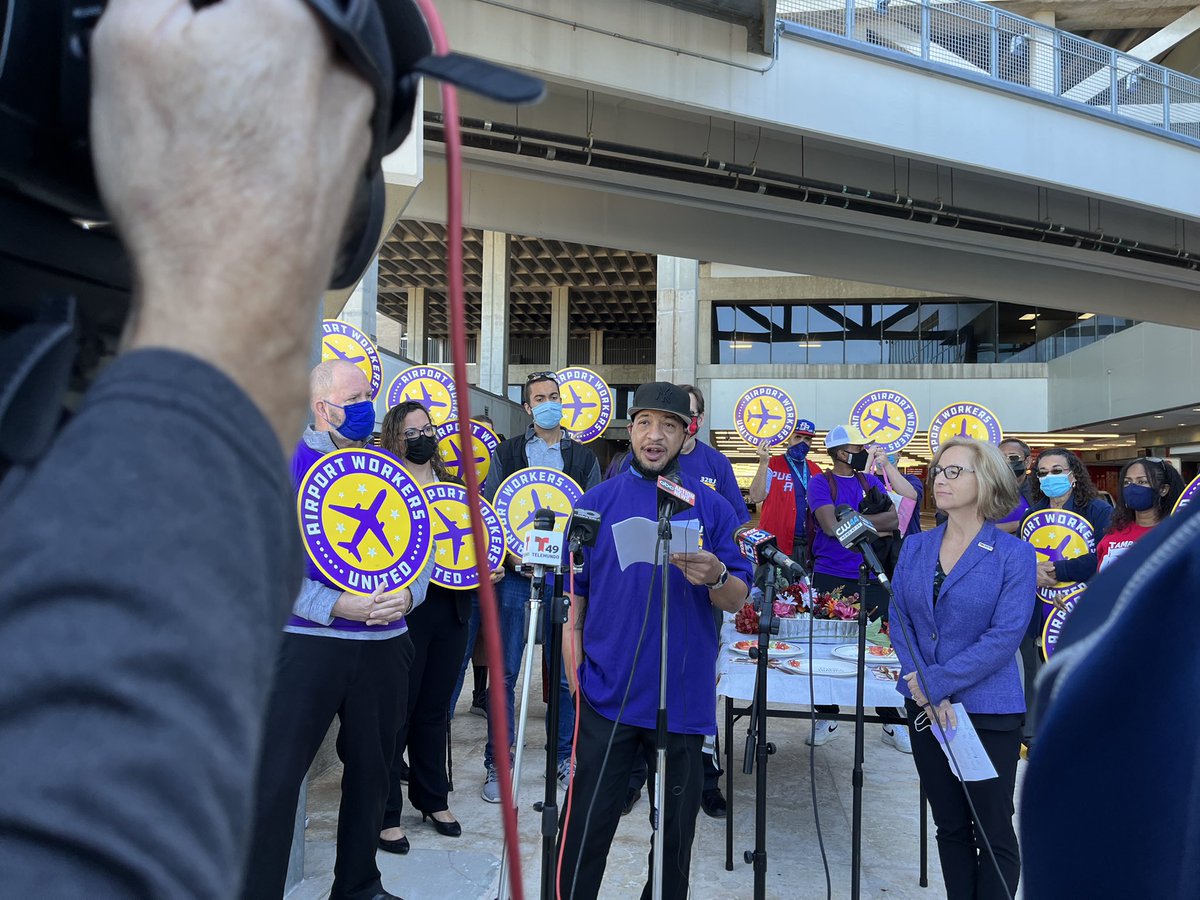 32BJFlorida's tweet photo. “When I started working at the airport 18 years ago, I made decent wages, now we can barely make ends meet.” -Gladys Perez
🦃 NO #Thanksgiving for Tampa Airport workers as they host Turkey-less Dinner to protest Starvation Wages! #PovertyDoesntFly ✊✈️#GoodAirports 💜💛 https://t.co/fuAS3fQktf