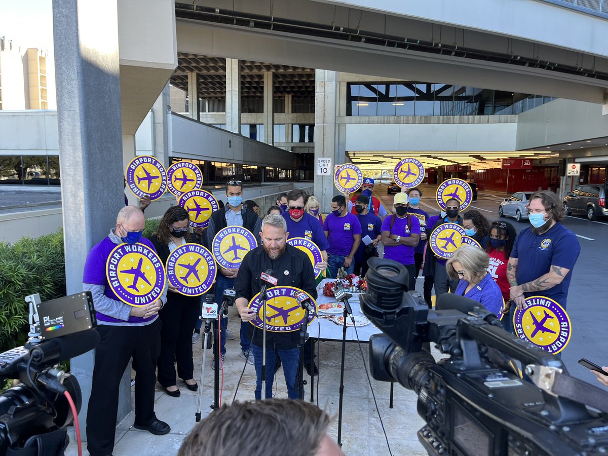 32BJFlorida's tweet photo. “When I started working at the airport 18 years ago, I made decent wages, now we can barely make ends meet.” -Gladys Perez
🦃 NO #Thanksgiving for Tampa Airport workers as they host Turkey-less Dinner to protest Starvation Wages! #PovertyDoesntFly ✊✈️#GoodAirports 💜💛 https://t.co/fuAS3fQktf