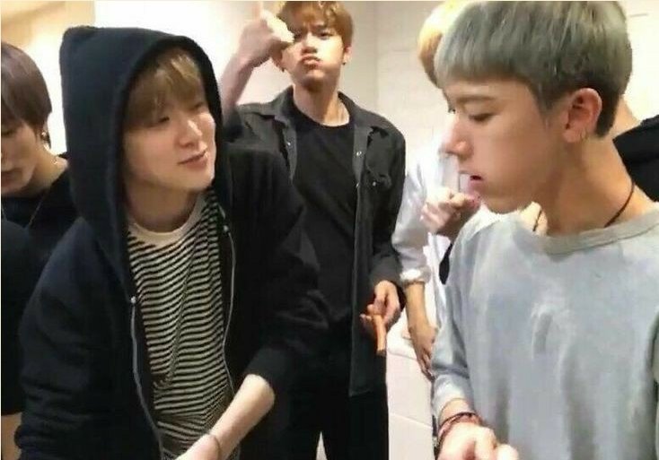 ตะลึง! หนุ่มสัญชาติเกาหลีแท้เอ่ยปากถามคนสัญชาติไทยแท้ด้วยคำถามที่ว่า 'อันนี้ใช่ต๊อกไหมครับ" คาดว่าเขิน ด้านคนไทยงง ส่วนหนุ่มฮ่องกงชูนิ้วบอกหร่อยดี