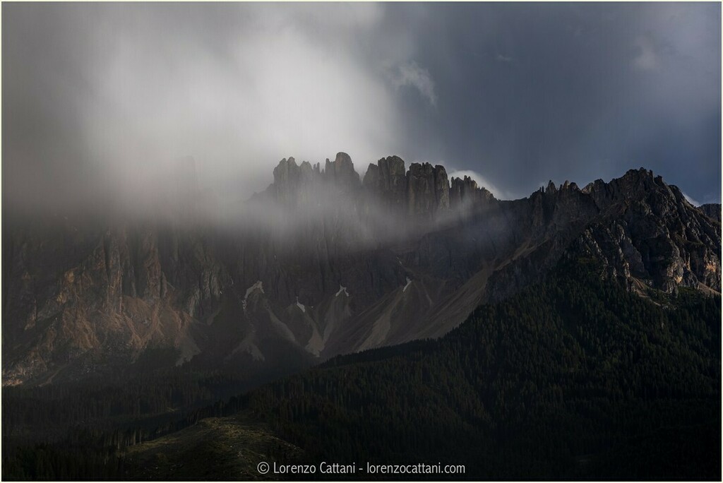 Latemar (parete nord) ⛰🇮🇹
.
.
#latemar
#dolomitiunescoworldheritage
.
#passocostalunga #karerpass #latemargruppe #dolomiti #dolomites #dolomitiunesco #dolomitici #dolomitiemotions #dolomitidasogno #passionedolomiti #instadolomiti #dolomites4you #dolomitiunesco #eggental #egg…