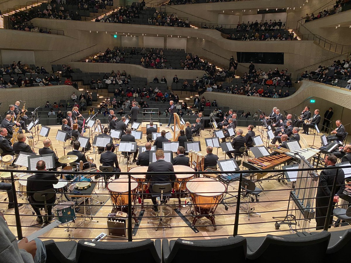 stsmbg's tweet photo. Jg. 5 & 6 der STS Mümmelmannsberg zu Besuch in der #Elbphilharmonie mit #Comedian @oliverpocher , der aus "Emil und die Detektive" vorlas und vom #Musikkorps der #bundeswehr begleitet wurde:
https://t.co/QJ66zOV6o8
#stsmbg #wirsindwir #stadtteilschule #twlz #Muemmelmannsberg https://t.co/Qd1tAnKjxk