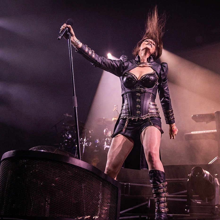 @FloorJansen_ 👩🏻‍🎤🎤🤘🏻
#MetalQueen 👸🏻 
Reposted from @peroleh Floor Jansen from Nightwish st Oslo Spektrum. #floorjansen #nightwish #oslospektrum #htbarp #concertphotographersaroundtheworld #concertphotographers #musicphotographer 📷: @peroleh