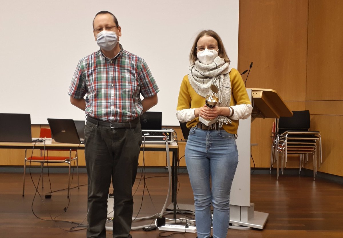 Congratulations to Branislava Rankovic PhD student in the Milovanovic lab @DZNE_en for the #BestPoster during our recent symposium. Branislava works on liquid-liquid phase separation at the pre-synapse. She received the prize directly from our spokesperson Silvio Rizzoli