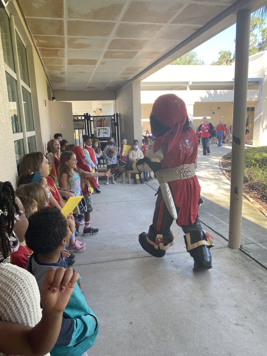 MsCookandClass's tweet photo. Thank you so much ⁦@Buccaneers⁩ for visiting our school and donating supplies! https://t.co/MrgQ8GJfPj