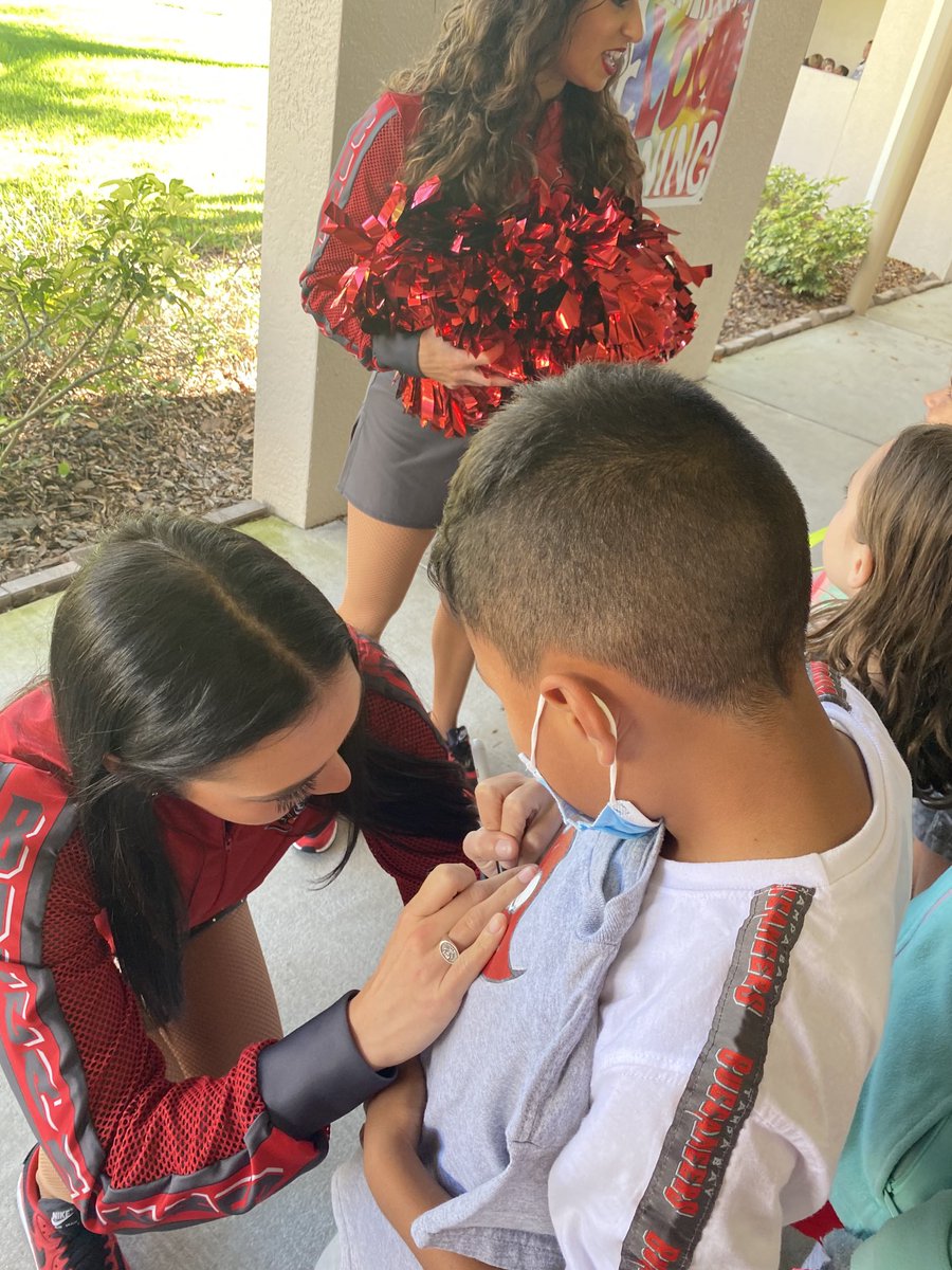 MsCookandClass's tweet photo. Thank you so much ⁦@Buccaneers⁩ for visiting our school and donating supplies! https://t.co/MrgQ8GJfPj