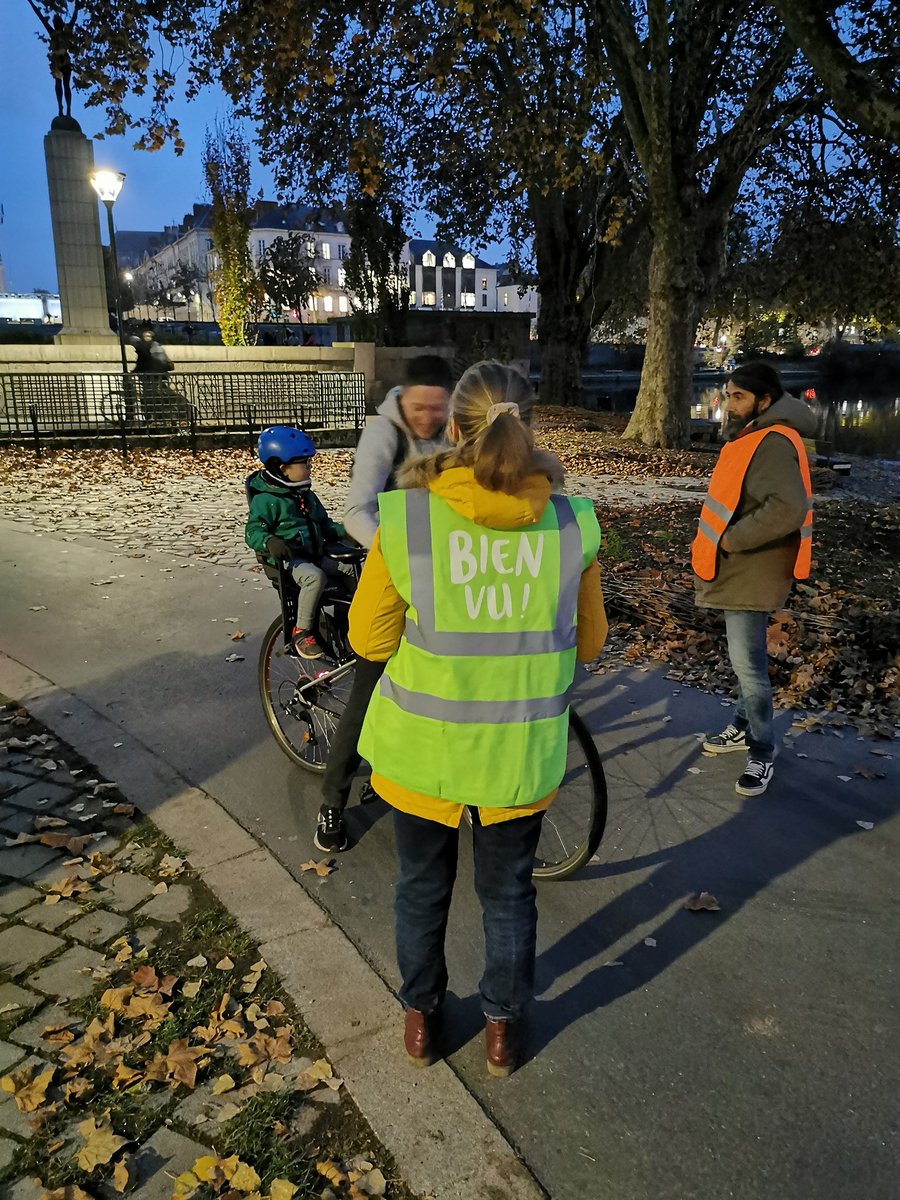 DUVALMagali1's tweet photo. Cyclistes brillez ! Ce soir Quai H Barbusse à Nantes @GroupamaLB s associe à @PAVelo_Nantes pour sensibiliser les cyclistes à un bonne visibilité. Nos élus Mutualistes  distribuent des kits de visibilité #VivonsPrevention https://t.co/2M0YZJv1wy