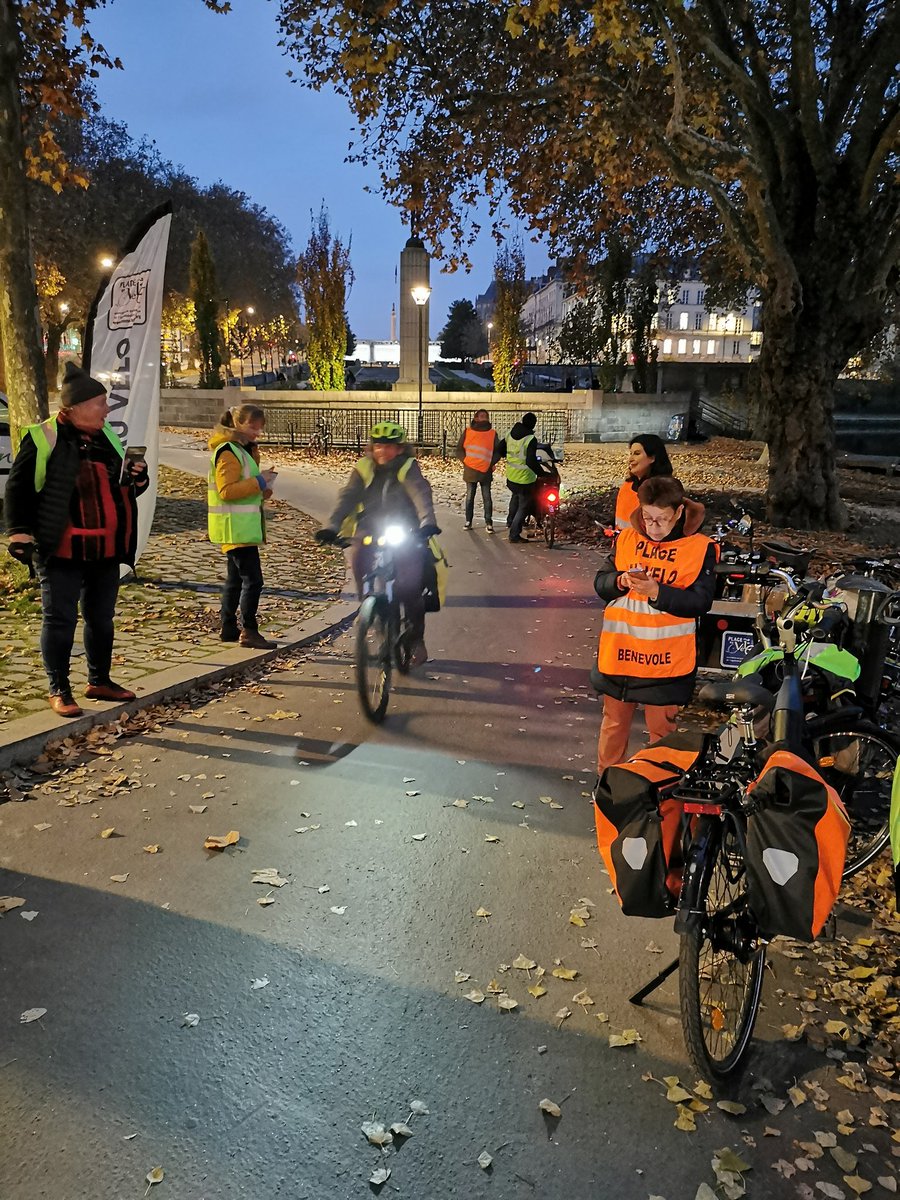 DUVALMagali1's tweet photo. Cyclistes brillez ! Ce soir Quai H Barbusse à Nantes @GroupamaLB s associe à @PAVelo_Nantes pour sensibiliser les cyclistes à un bonne visibilité. Nos élus Mutualistes  distribuent des kits de visibilité #VivonsPrevention https://t.co/2M0YZJv1wy