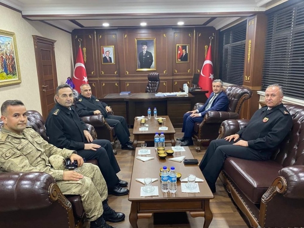 GKaymakaml's tweet photo. Jandarma Genel Komutan Yardımcısı Korgeneral Halis Zafer Koç, Giresun Jandarma Bölge Komutanı Tuğgeneral Nuh Köroğlu ve İl Jandarma Komutanımız Albay Adem Şen, kaymakamımız Muhammet İkis'i  ziyaret ettiler. https://t.co/bukmv7HpIn