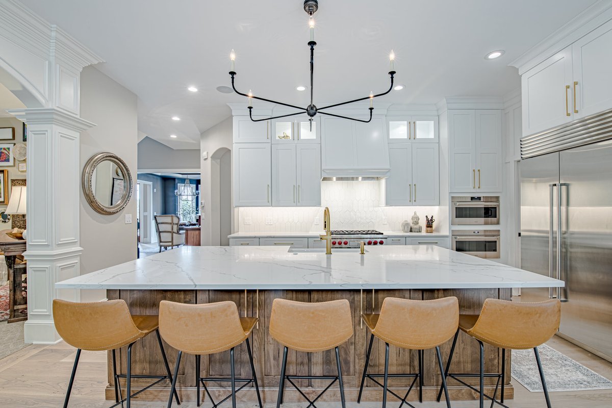 hamiltonparkerc's tweet photo. Beautiful kitchen and luxury laundry room remodel designed by Harlequin Design Studio. No detail went unnoticed in this project.
Durer Picket // @LunadaBayTile
Derby Hex in Negro // #RocaTile
Yin + Yang in Snow Flower Herringbone // @crossvilleinc
#HamiltonParker #HPCLE https://t.co/EuHZMJSGKa