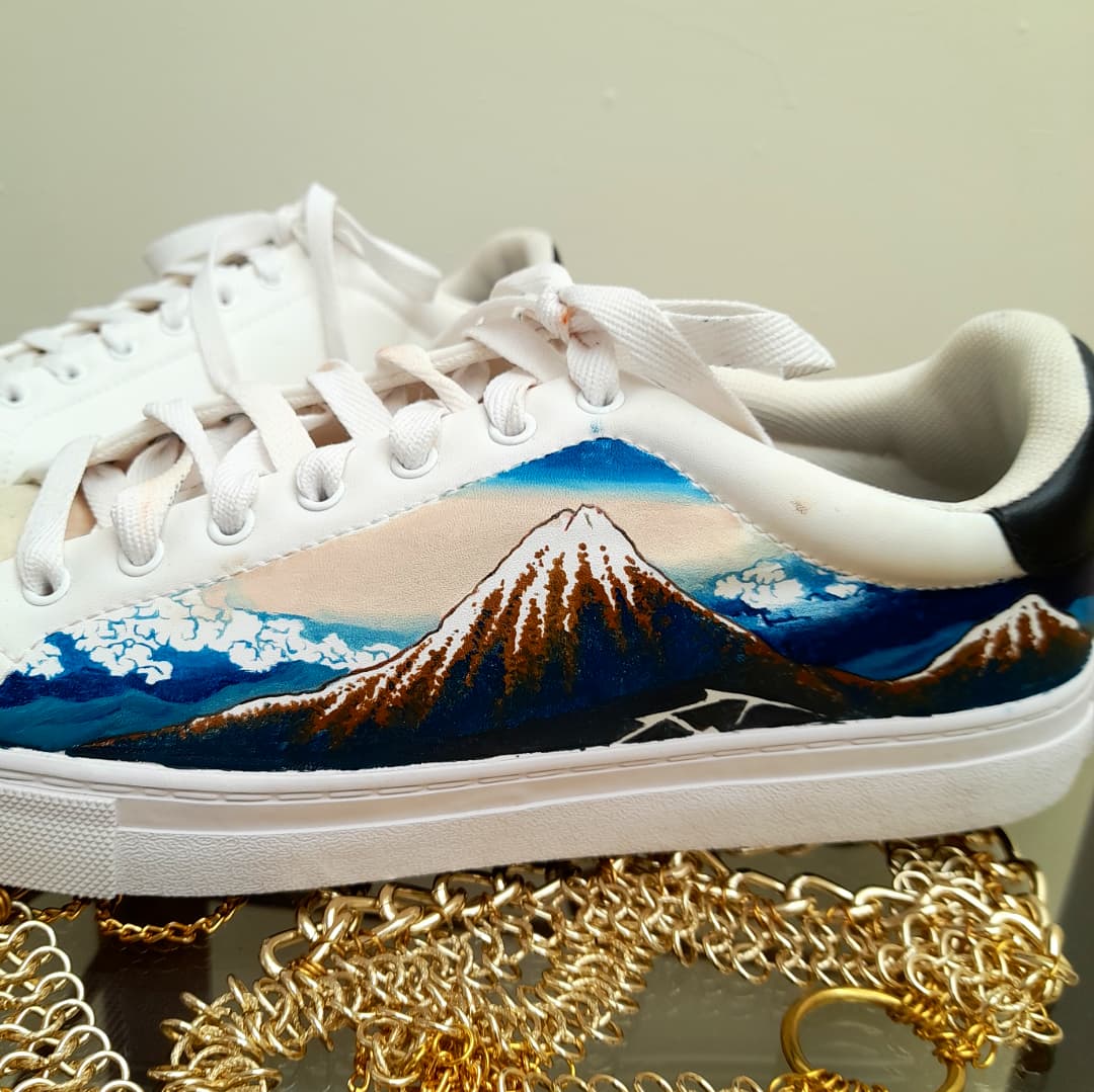 JesusGuevaraRi3's tweet photo. Tenis con las ilustraciones de "La gran ola de Kanagua" y "Tormenta debajo de Monte Fuji" de Hokusai Katsushika.
#art #pintura #hechoenmexico #personalizacion #customsneakers #customedsneakers #customed #sneakers #sneakersaddict https://t.co/dJSmh3mFj8