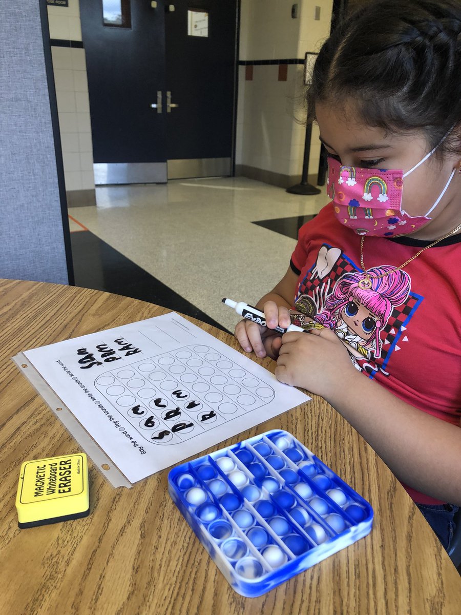 Phoneme-grapheme mapping using popits today during word work was a hit with our firsties! 🖍💙<a href="/ForestGroveES/">Forest Grove ES</a> #bettertogether