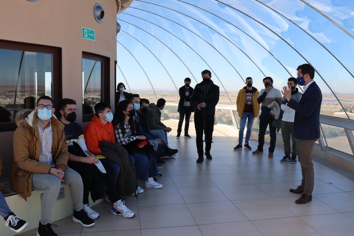 AguasdeAlbacete's tweet photo. El Mirador de la #TorreDelAgua ha servido como escenario incomparable para contar a los 2⃣3⃣ alumn@s de @edii_uclm y de @esiiab, participantes en el #Hackathonwize, cuál es el reto al que se tienen que enfrentar para lograr un #AlbaceteCiudadInteligente @Dinapsis @AytoAlbacete https://t.co/Bug7qptMf7