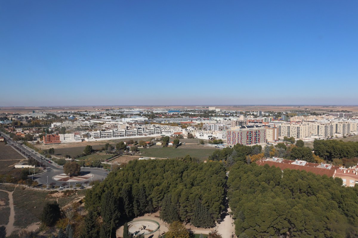 AguasdeAlbacete's tweet photo. El Mirador de la #TorreDelAgua ha servido como escenario incomparable para contar a los 2⃣3⃣ alumn@s de @edii_uclm y de @esiiab, participantes en el #Hackathonwize, cuál es el reto al que se tienen que enfrentar para lograr un #AlbaceteCiudadInteligente @Dinapsis @AytoAlbacete https://t.co/Bug7qptMf7