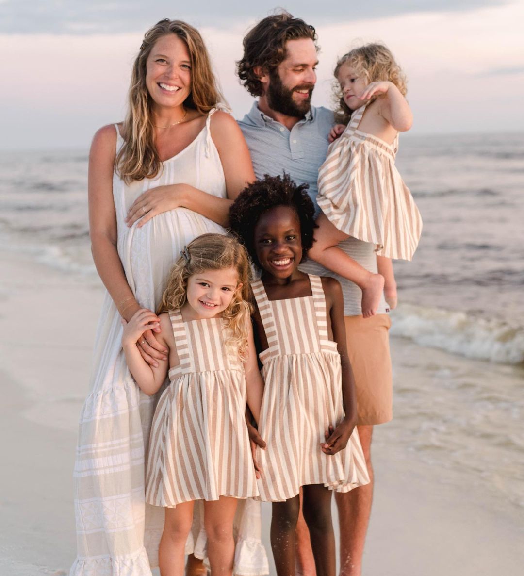 CompleteCountry's tweet photo. We cannot wait for the newest addition to this ADORABLE fam 🥺 ✨ 👶

🔁: @ThomasRhett  \ @laur_akins 

#CompleteCountry #CountryMusic #ThomasRhett #CountryAgain #NewMusic #Family https://t.co/v55dEneUn2