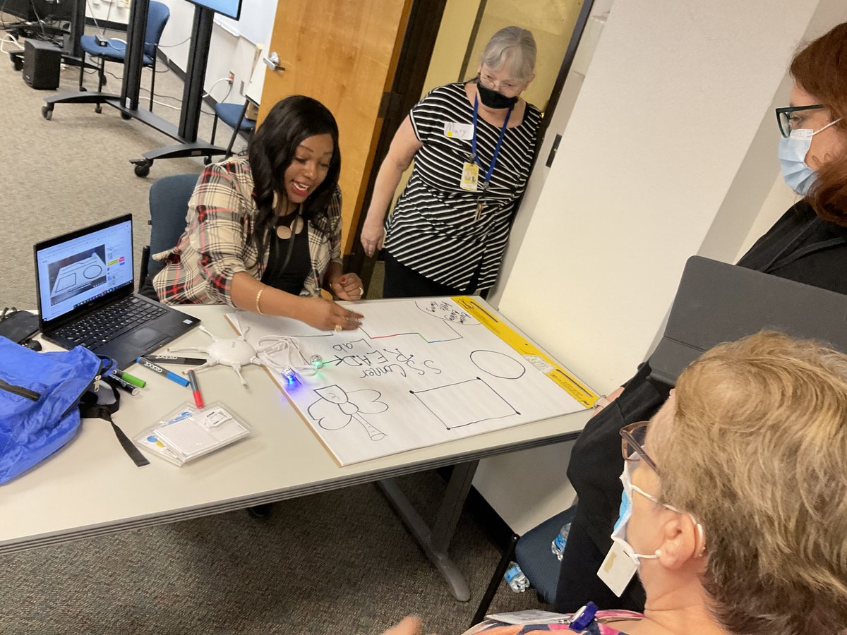 TabathaRobb1's tweet image. Project R.E.A.D. Leads @DISD_Libraries are totally engaged w/ @AppleEDU this morning.
@dallasisdvpa @THuittDISD #librarians @TxASL #librarybrag