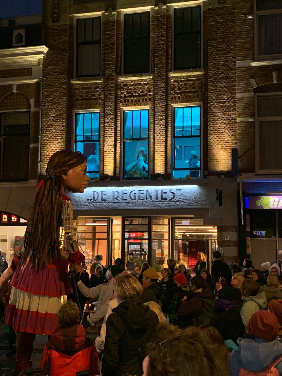 🧡 Kijk eens wie er bij ons op bezoek was in de Weimarstraat! #amal