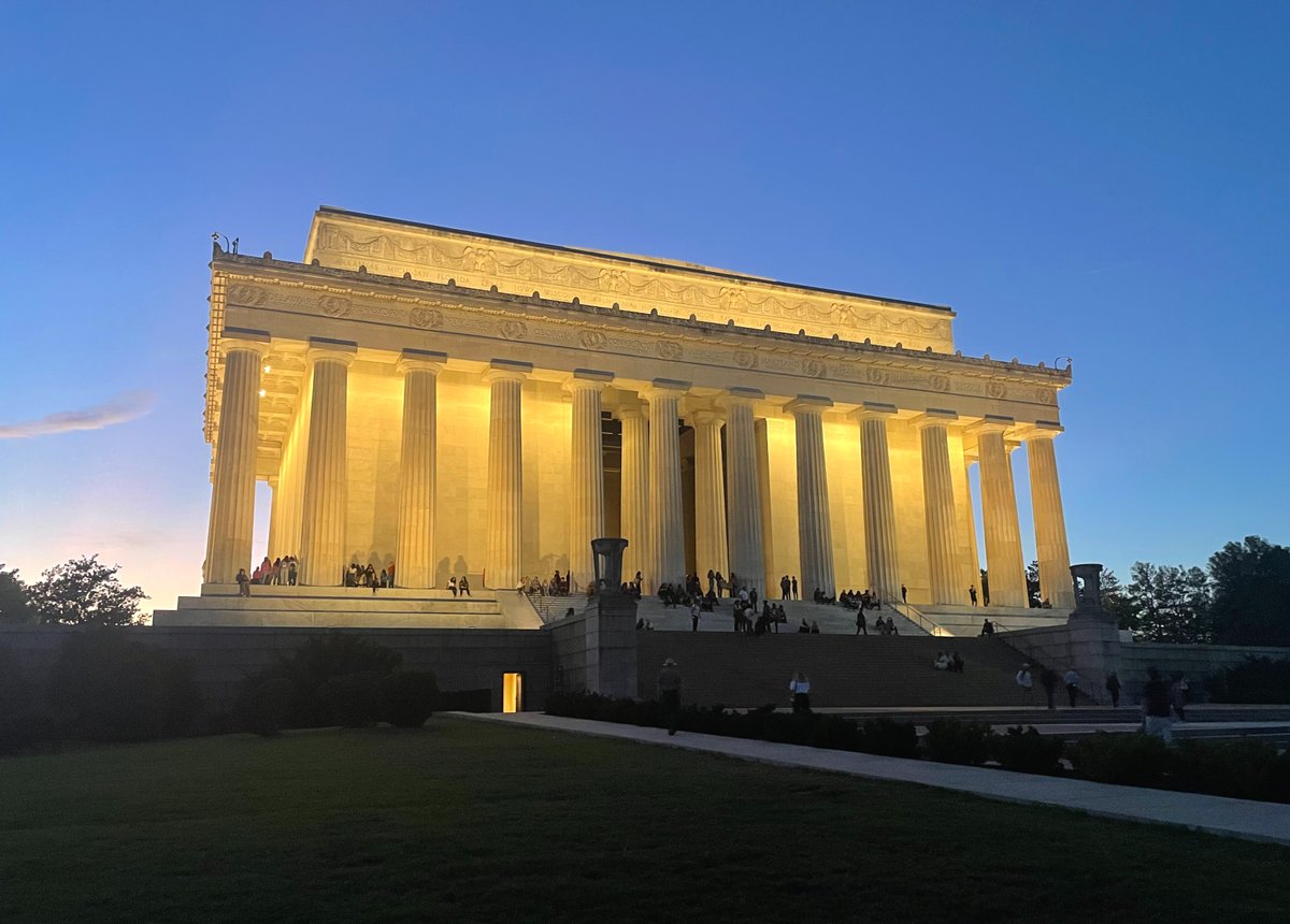 NationalMallNPS's tweet photo. Attention, teachers! The Lincoln Memorial will turn 100 next year and we're hosting a series of workshops to discuss the iconic building's meaning &amp; history. Learn more &amp; register here: https://t.co/rTILCRTe8S https://t.co/TdTcTLjUpI