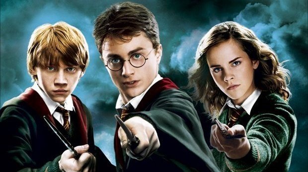 SeriesUpdateFR's tweet photo. C'est officiel ! Daniel Radcliffe, Rupert Grint et Emma Watson vont se réunir avec d'autres membres du casting de Harry Potter pour fêter les 20 ans de la saga.🪄

La réunion sortira le 1er janvier 2022 sur HBO Max. (via @DEADLINE) https://t.co/Z0I5LuUB73