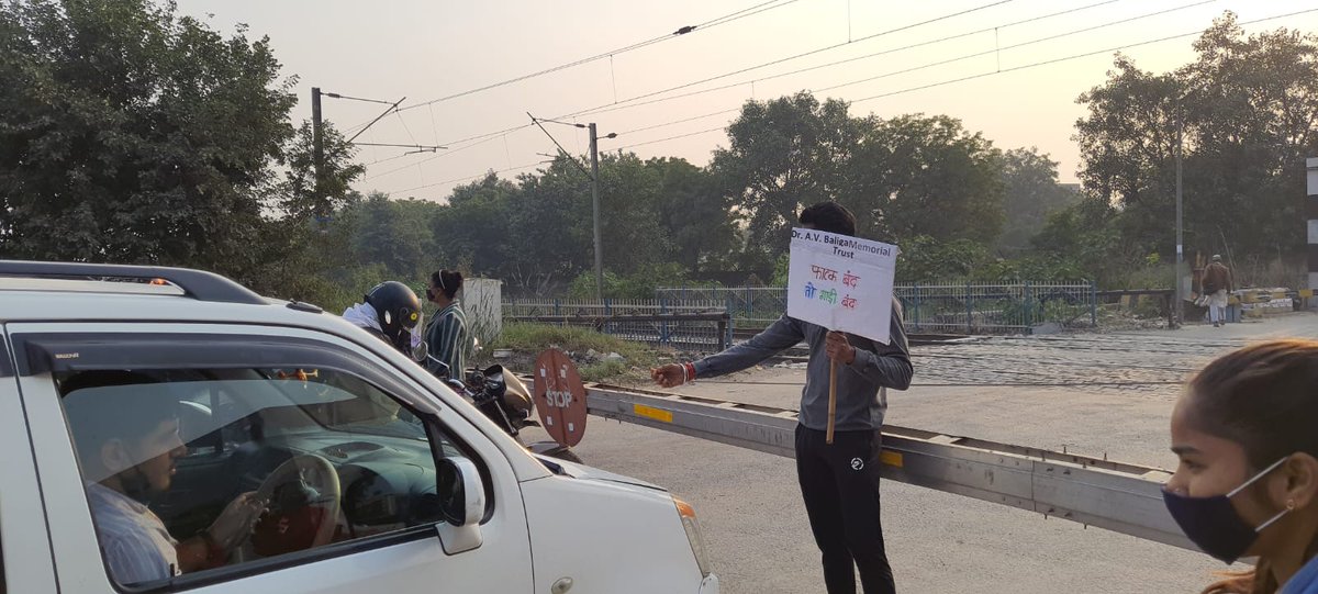 for_ecological's tweet photo. As air pollution is increasing in Delhi so today the youth from Delhi Youth Network &amp; Dr.A.V. Baliga Memorial Trust) organized awareness regarding air pollution and supported the Delhi Government campaign "Red On Gadi Off".

@ArvindKejriwal @msisodia 
#globalactionmonth https://t.co/3axbS7Mrh9