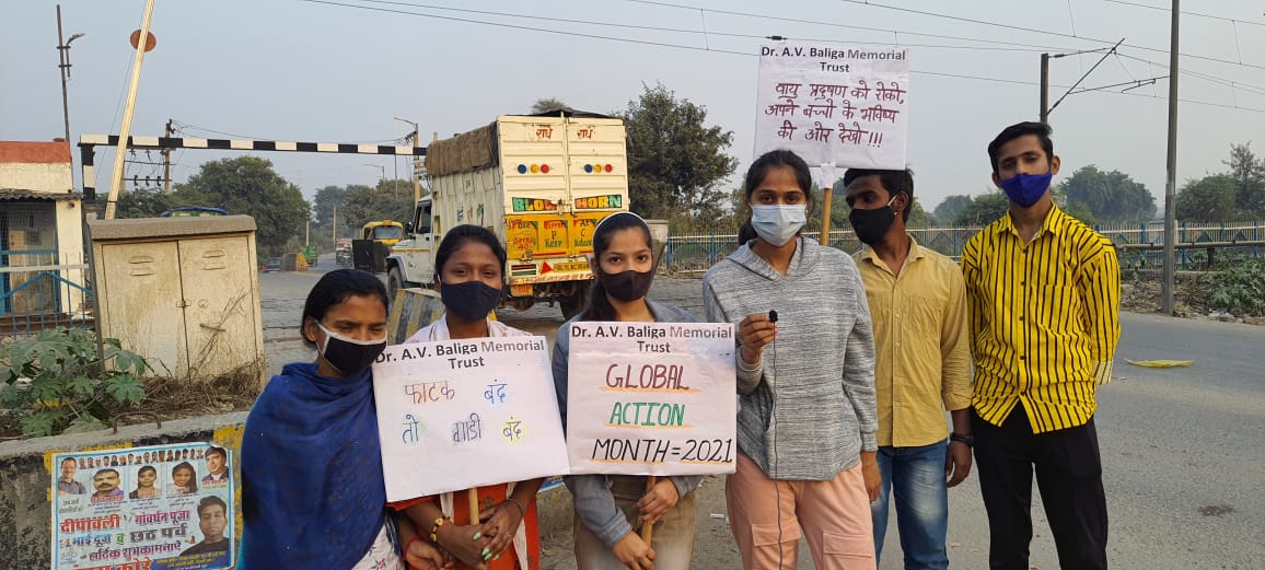 for_ecological's tweet photo. As air pollution is increasing in Delhi so today the youth from Delhi Youth Network &amp; Dr.A.V. Baliga Memorial Trust) organized awareness regarding air pollution and supported the Delhi Government campaign "Red On Gadi Off".

@ArvindKejriwal @msisodia 
#globalactionmonth https://t.co/3axbS7Mrh9