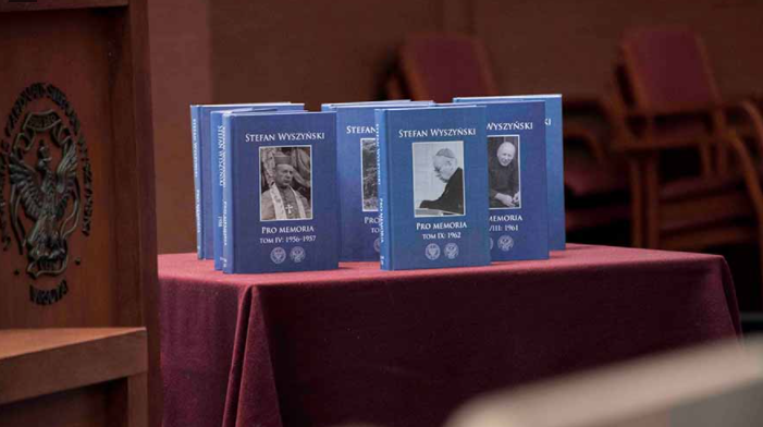 Według bardzo optymistycznego scenariusza w ciągu 5-7 lat zostanie wydana cała seria – 27 tomów – zapisków #PrymasWyszynski #ProMemoria".
9z27 już wydanych tomów zaprezentowano na <a href="/UKSW_Warszawa/">UKSW</a> 

Więcej >> bit.ly/3HrKBlU