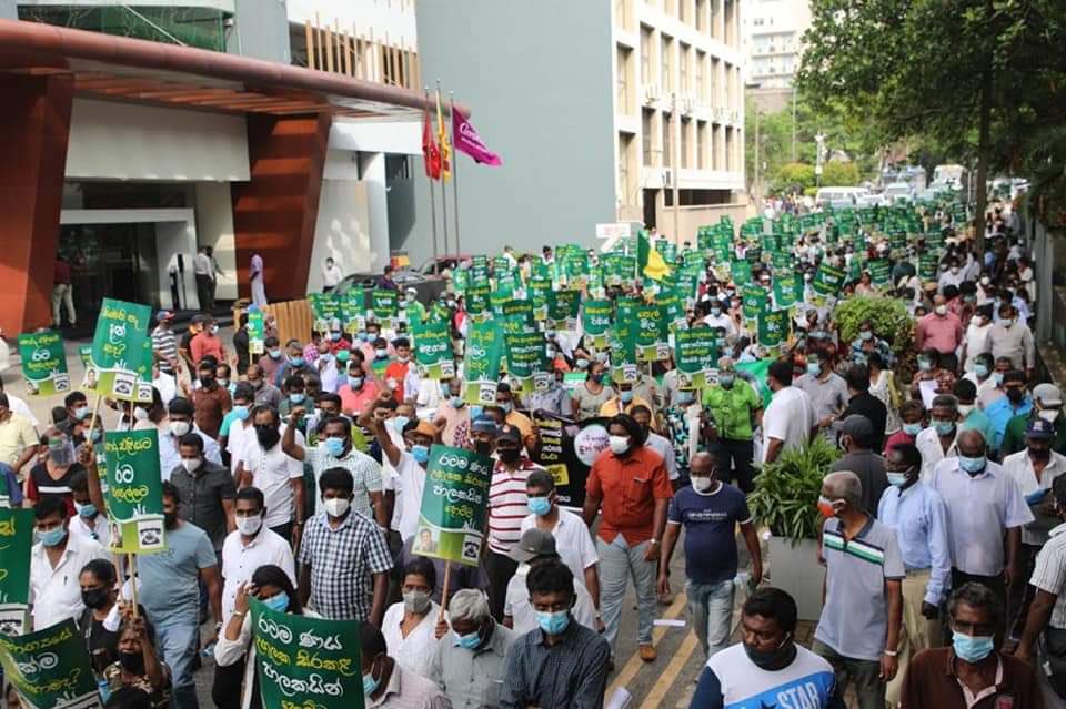 Lakshan_Sen's tweet photo. The #PeoplesProtest by @sjbsrilanka made sure every citizen, big or small, no matter where they came from; their concerns were heard &amp; amplified!

The incumbent Govt felt the pulse of #SriLanka today &amp; it will not be our last.
#ProtestToProtect democracy! ✊🏾🇱🇰 https://t.co/nt92PH8niY
