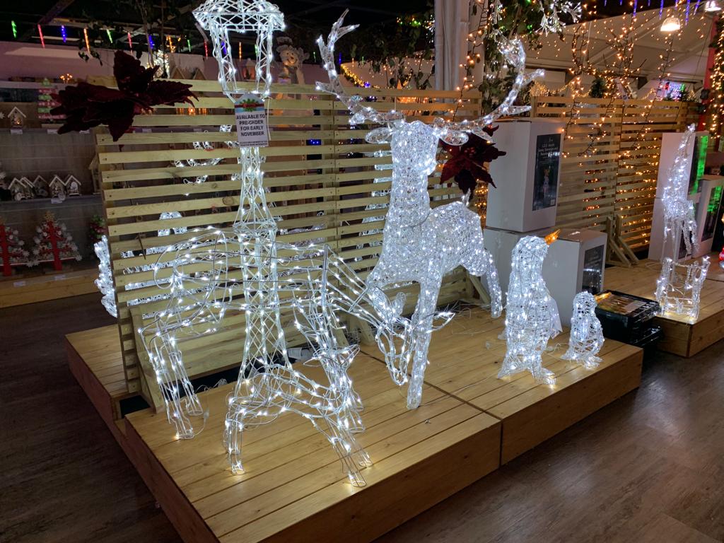 TatesGCs's tweet photo. Weโve taken delivery today of all our large lit pieces, perfect for making a real statement in any #garden this festive season ๐๐๐ก๐งโญ๐ฆ #Sussex #Newhaven #Hassocks #Portslade #DialPost #Horsham #ChristmasLights https://t.co/NoptDRzMAc