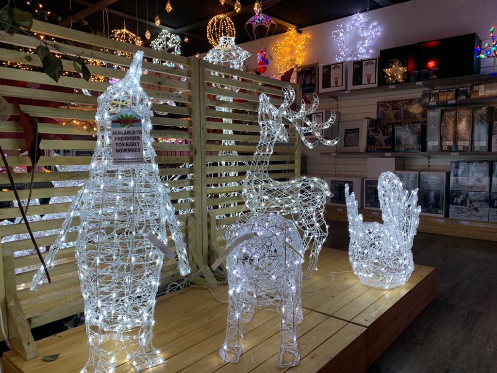 TatesGCs's tweet photo. Weโve taken delivery today of all our large lit pieces, perfect for making a real statement in any #garden this festive season ๐๐๐ก๐งโญ๐ฆ #Sussex #Newhaven #Hassocks #Portslade #DialPost #Horsham #ChristmasLights https://t.co/NoptDRzMAc