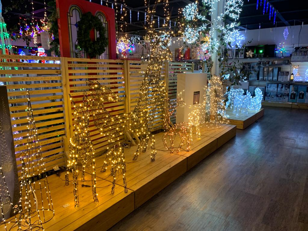 TatesGCs's tweet photo. Weโve taken delivery today of all our large lit pieces, perfect for making a real statement in any #garden this festive season ๐๐๐ก๐งโญ๐ฆ #Sussex #Newhaven #Hassocks #Portslade #DialPost #Horsham #ChristmasLights https://t.co/NoptDRzMAc