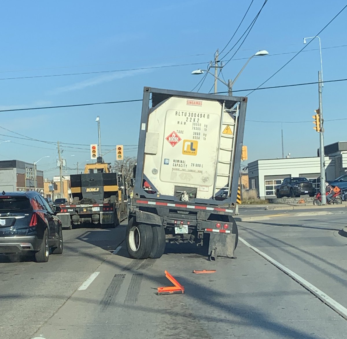 EricGodard5's tweet photo. This one could’ve been bad in a whole lot of ways 48,000 pounds in the tank #heavyrescue401 #DiscoveryCanada #Discovery #CoxonTowing https://t.co/1oS5NDG34d