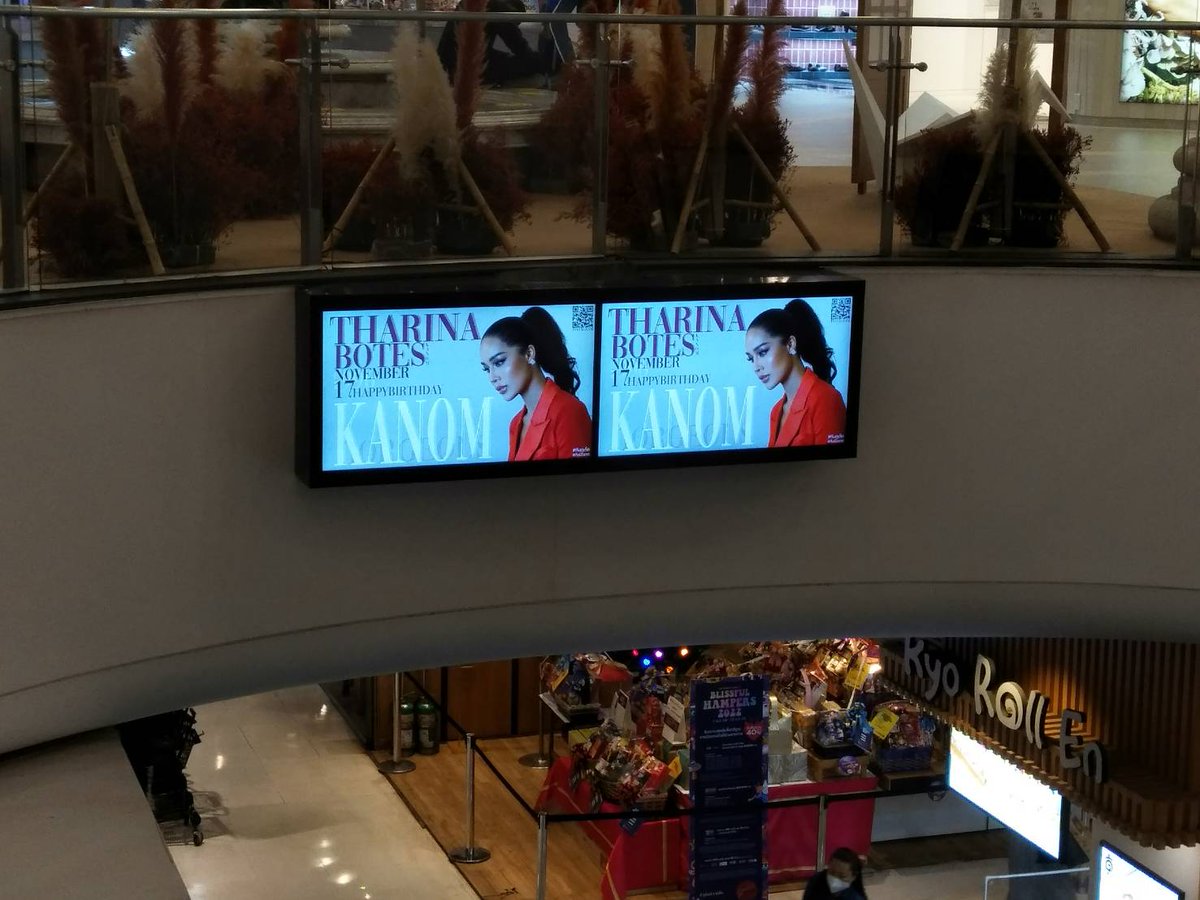 BEBEE_303's tweet photo. ยิ่งใหญ่​ เกรียงไกร​ ขนม​ ทารีน่า​ ก็ขึ้นทั่วห้างไปเลยสิคะ​  #Happy25thTharinaDay https://t.co/FSuUcUbfc1