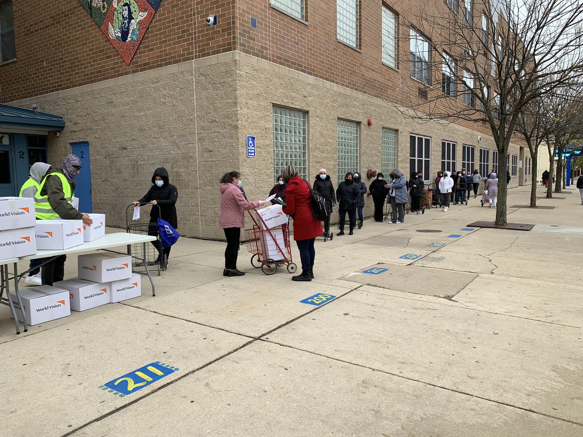 Network8CPS's tweet photo. Thank you to all the families that came out to the Back of the yards food distribution event yesterday. And thank you @FaithBased_CPS for collaborating with @Network8CPS, @HedgesSchool and @itpchicago to make it happen! @cps__face #GoOcho https://t.co/AssnzsjdtA