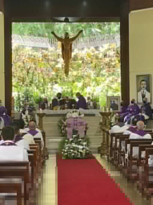 RCR750's tweet image. Cardenal Baltazar Cardenal Porras preside la Misa exequial de Mon Adán Ramírez que se realiza Iglesia la Caridad del Cobre en Caracas. Vía @leoperiodista