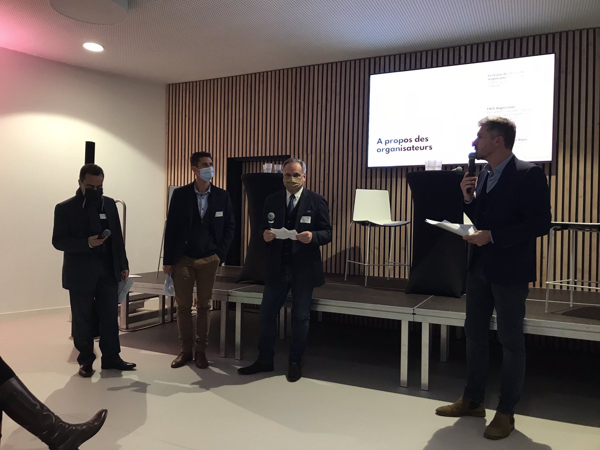 MedefPDL's tweet photo. Introduction de la soirée « entreprises contributives » par les organisateurs @DRO_49 @FaceAngersLoire et @MEDEFAnjou #contribuerdemain avec le soutien @MedefPDL #rse https://t.co/9lfjue1Osh