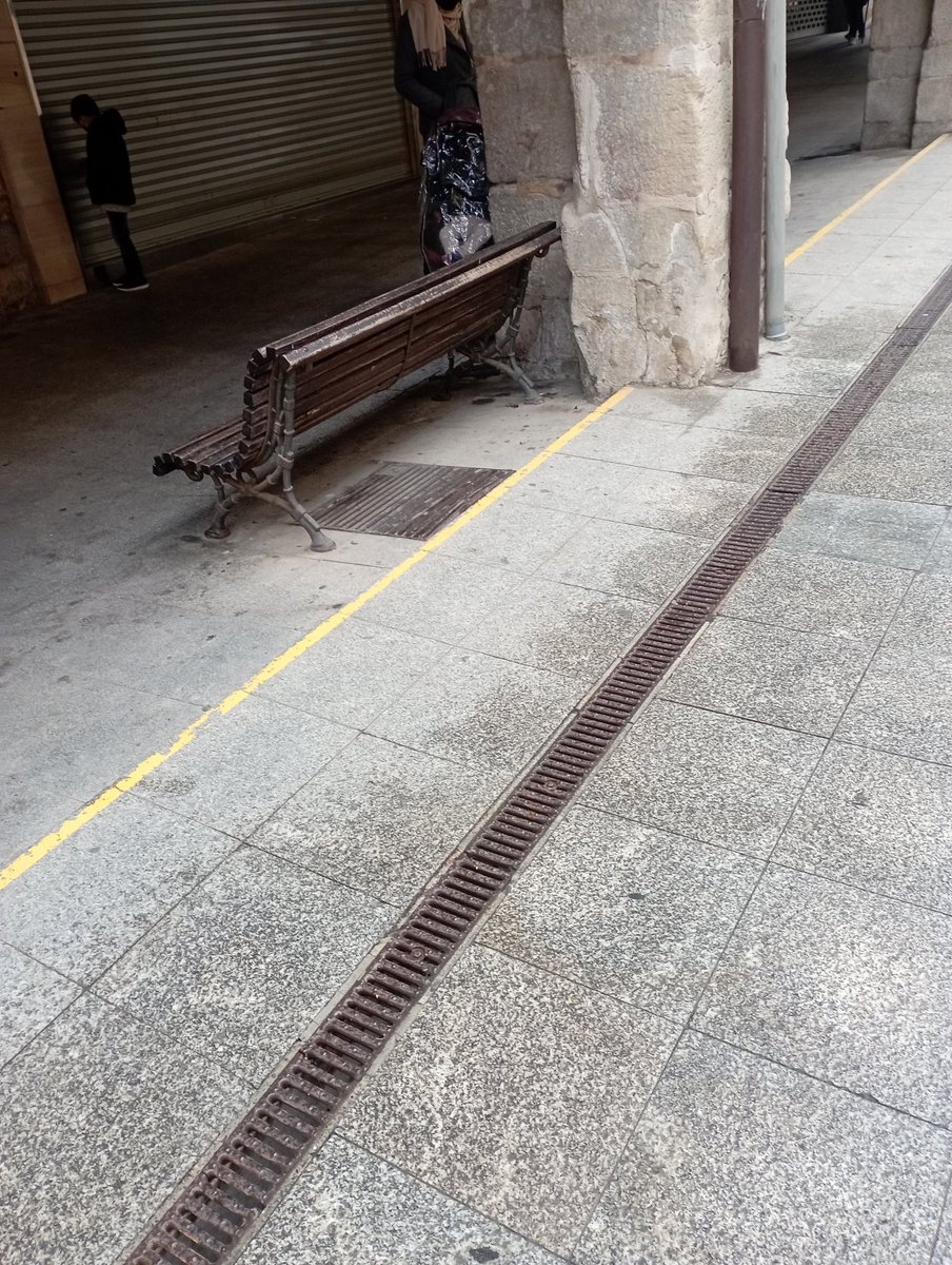 jdtgarriga's tweet photo. Línies grogues per senyalitzar l'esglaó per a facilitant la mobilitat pels carrers de la ciutat. 👍
#sharediversitats #diversitatuoc1 https://t.co/XIsd9RqTLC
