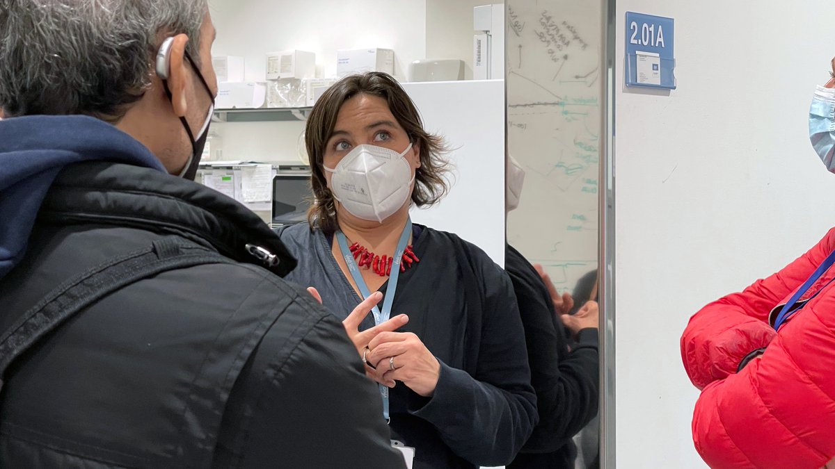 VHIO's tweet photo. 🔬 Bienvenidos y bienvenidas‼️ Diversas personas nos han visitado con motivo de la Semana de la Innovación y la Ciencia. 

Durante el recorrido, han visitado el Lab de Genómica del Cáncer 🧬 y observado células del colon con potentes microscopios.  

#FemInnovacióiCiènciaVH https://t.co/Oi1Vq75LSE