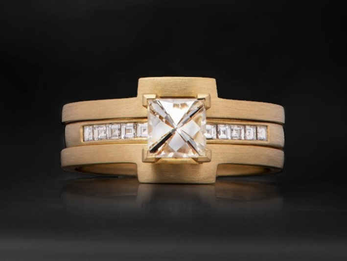 Buddy__Austin's tweet photo. A front and center statement. Love french cut diamonds, such a classic minimal cut⁠

#buddyaustin #thirdeyeassembly #madeinseattle #handmadejewelry #artisanjewelry #thehandmadeparade #goldsmith #jewelrydesigner #bespoke #ringoftheday #finejewelry #luxuryjewelry https://t.co/c1TG7bLnQV