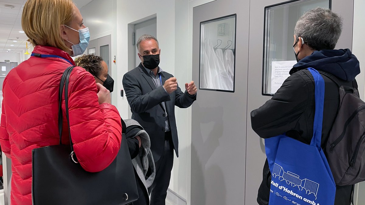 VHIO's tweet photo. 🔬 Bienvenidos y bienvenidas‼️ Diversas personas nos han visitado con motivo de la Semana de la Innovación y la Ciencia. 

Durante el recorrido, han visitado el Lab de Genómica del Cáncer 🧬 y observado células del colon con potentes microscopios.  

#FemInnovacióiCiènciaVH https://t.co/Oi1Vq75LSE