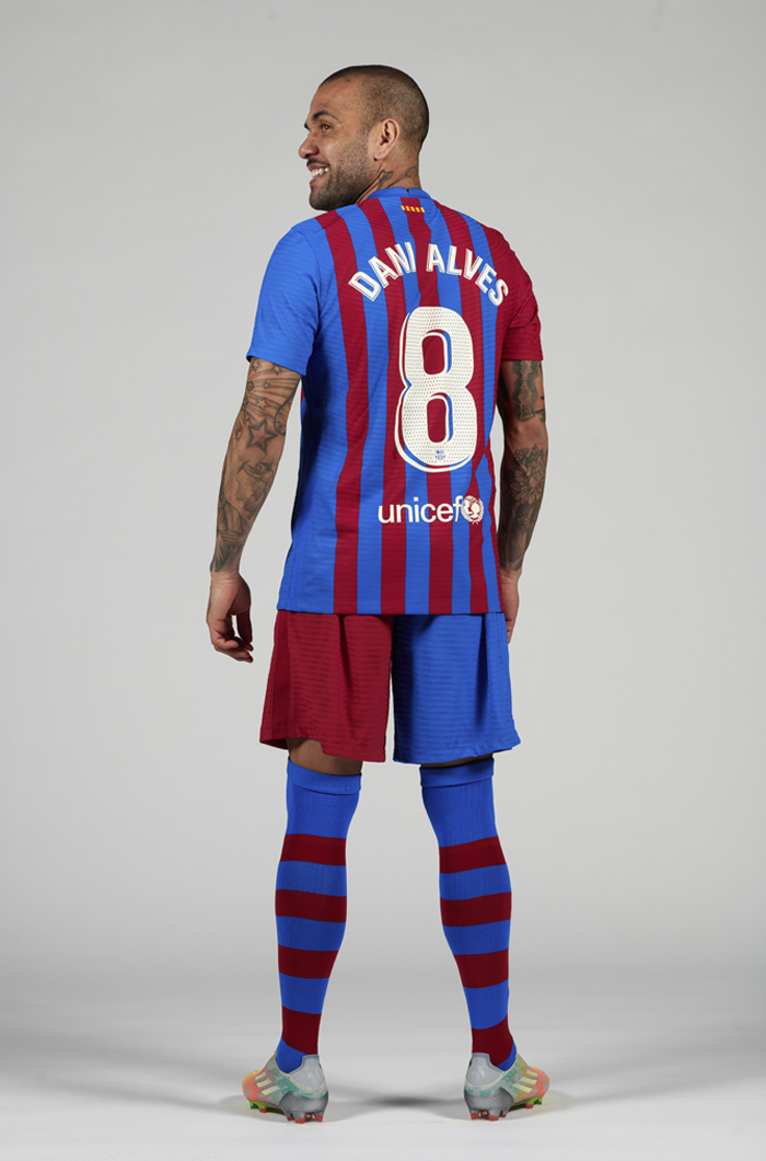 carrusel's tweet photo. 🚨 OFICIAL

🔵🔴 El @FCBarcelona_es hace oficial el dorsal que llevará Dani Alves en su retorno al club azulgrana

🇧🇷 El brasileño llevará el 8️⃣ 

📷 @FCBarcelona_es https://t.co/Z1KrobOmPv